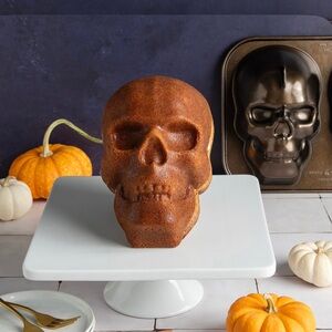 Skull cake pan